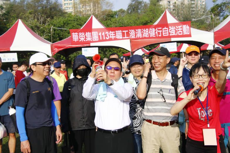 華榮集團董事長王宏仁鳴笛健行開始。（記者黃富貴攝）