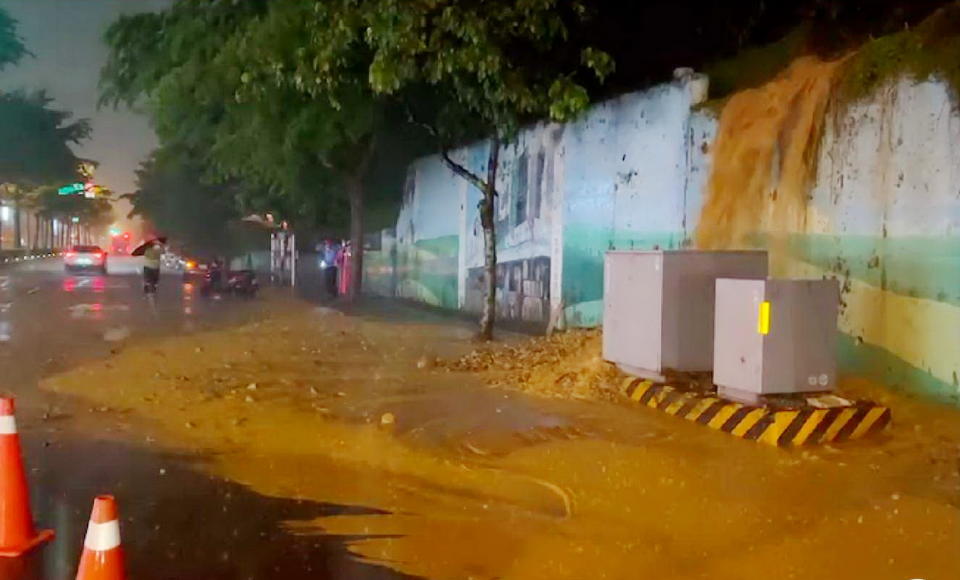 受到鋒面影響，沙鹿區斗抵里沙田路與天仁路口的北上車道，因豪雨瞬間沖刷，造成土石泥流順延沙田路而下。（記者陳金龍翻攝）