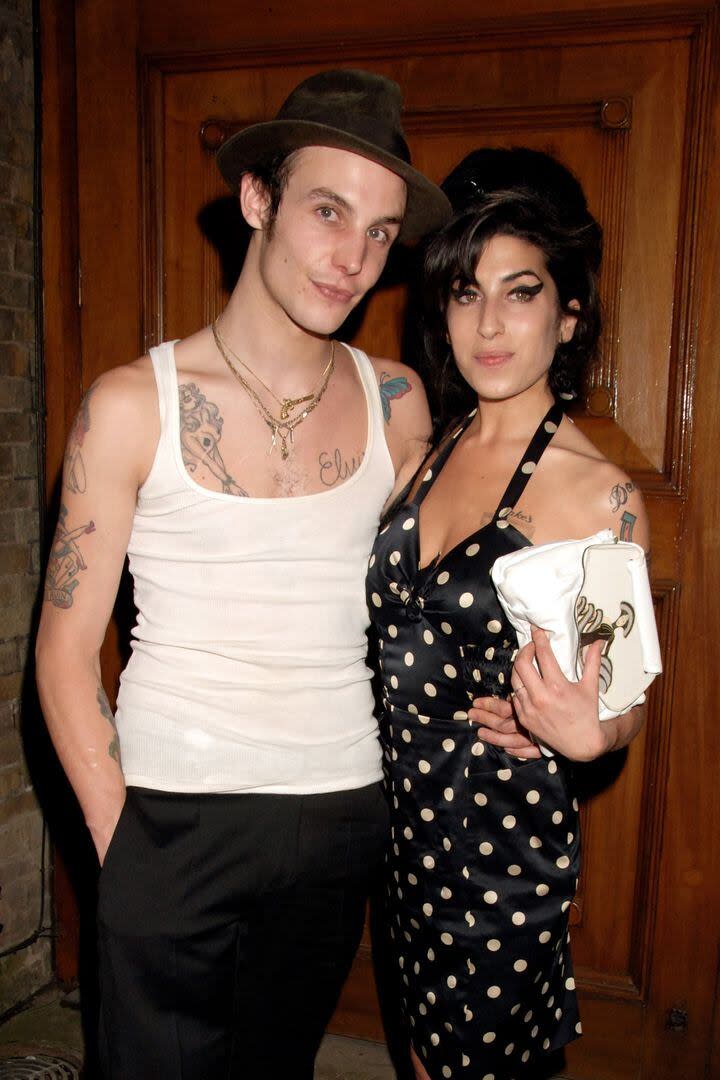 Blake Fielder-Civil y Amy Winehouse asisten a los premios MOJO Honors List, que reconocen las contribuciones de toda su carrera a la música popular, en The Brewery el 18 de junio de 2007 en Londres, Inglaterra.