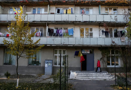 A woman comes to the polling station during a presidential election in Chisinau, Moldova, October 30, 2016. REUTERS/Gleb Garanich