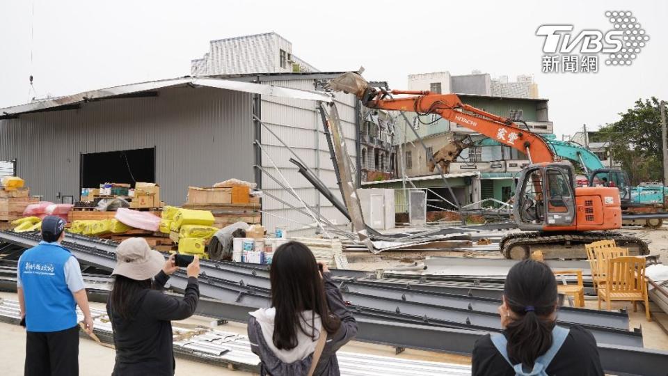 竹縣府祭鐵腕!強勢拆除違建工廠倉庫(圖/新竹縣政府堤供)