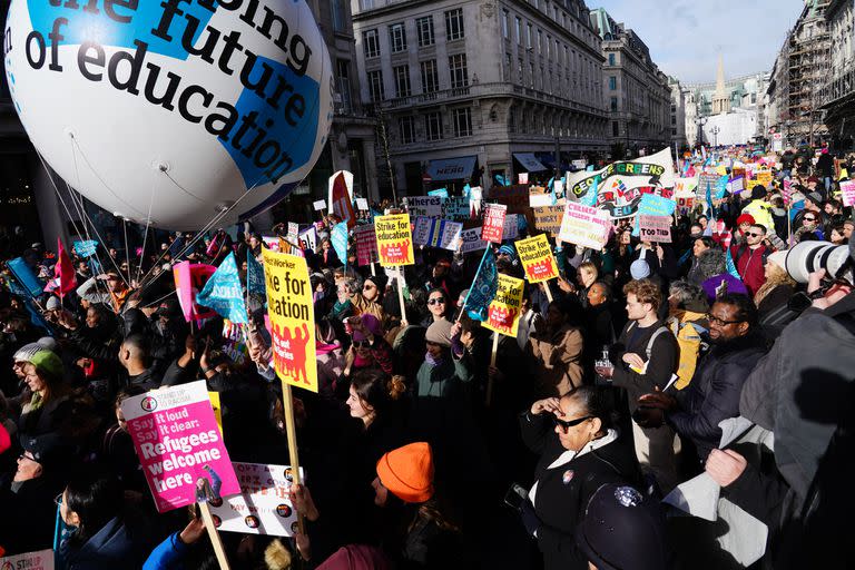 Miembros del Sindicato Nacional de Educación (NEU) participan en una marcha desde Portland Place hasta Westminster, donde se reunirán para manifestarse contra los controvertidos planes del Gobierno para una nueva ley sobre los niveles de servicios mínimos durante las huelgas