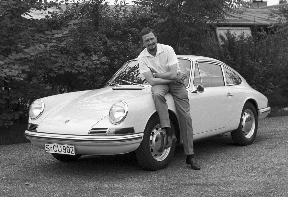 由Ferry Porsche之子、Ferdinand Alexander Porsche（圖中人物）操刀設計的911立刻就成為了PORSCHE、乃至於德國跑車的代名詞，連小孩都可以朗朗上口。