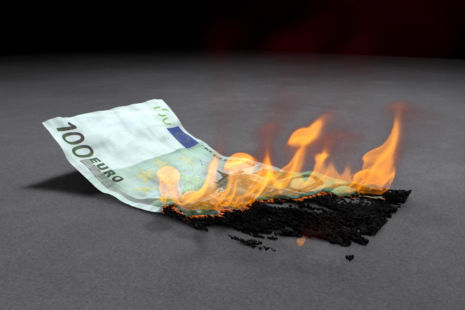 Dinero que se ha prendido fuego. Foto: Patrick Palej/Getty Images