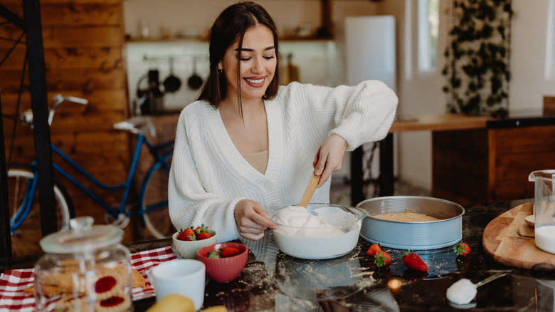 woman preparing cheesecake at home