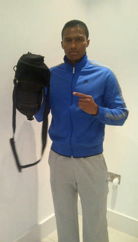 Irrefutable proof that Antonio Valencia owns an empty camera bag (@7AntoV)