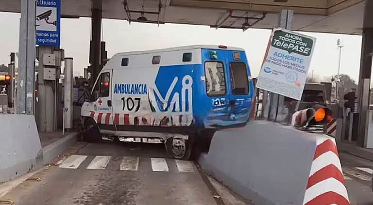 La ambulancia que chocó en la cabina de peaje.