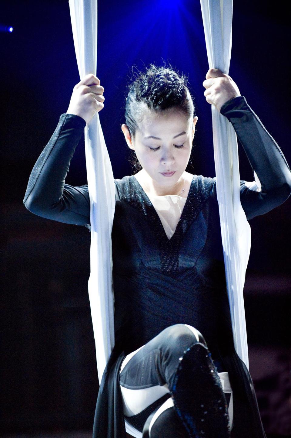 劉若英曾在「脫掉高跟鞋」演唱會尾聲演出苦練多時的高難度「綢吊」。