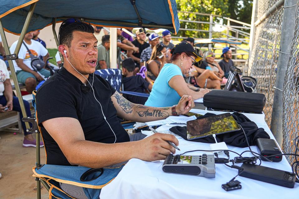 Victor Padilla es el locutor de un partido decisivo de la Liga Venezolana de Softbol de Austin en junio.