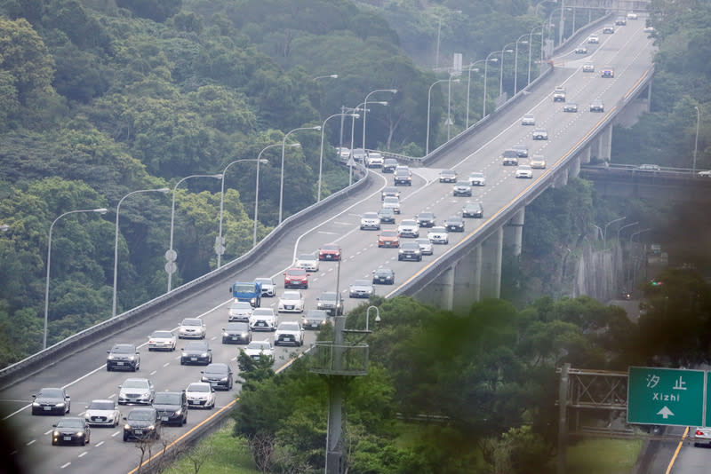 清明連假次日　國道大致順暢（1） 交通部高速公路局指出，國道5號5日交通量較預期為 低，且非為北返車流尖峰日，故原訂下午1時至晚間6 時國5北向蘇澳、羅東、宜蘭、頭城入口實施高乘載 管制交通疏導措施取消。圖為國5汐止南港段傍晚車 流，車輛漸增但行進順暢。 中央社記者郭日曉攝  113年4月5日 