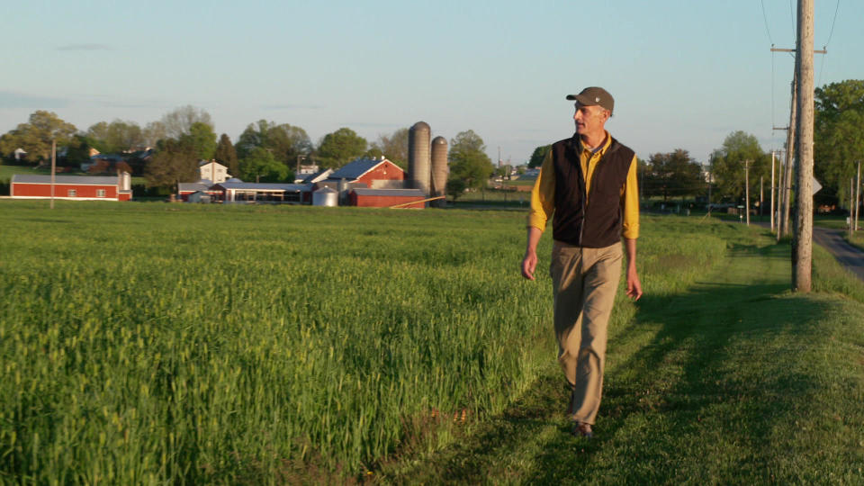 In March 2021 former Wall Street Journal writer Neil King Jr. embarked on a walk of 330 miles, from his home in Washington, D.C., along back roads, to New York City.  / Credit: CBS News