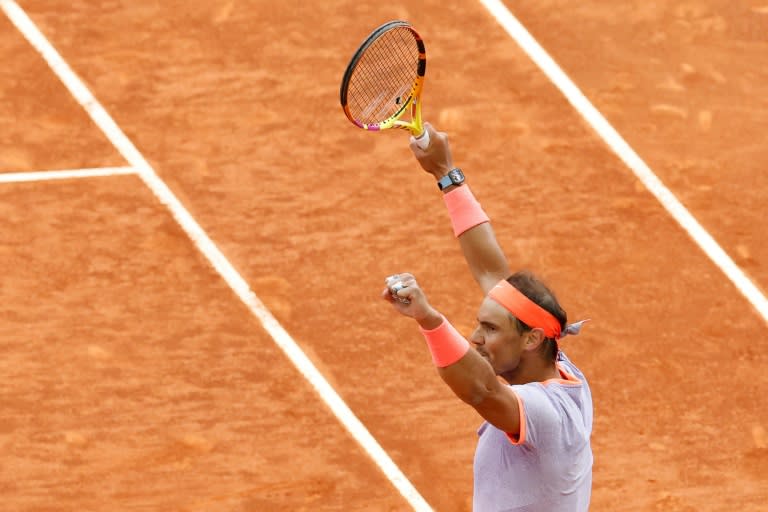 Rafael Nadal exulte après sa victoire sur l'Argentin Pedro Cachin à Madrid, le 29 avril 2024 (OSCAR DEL POZO)