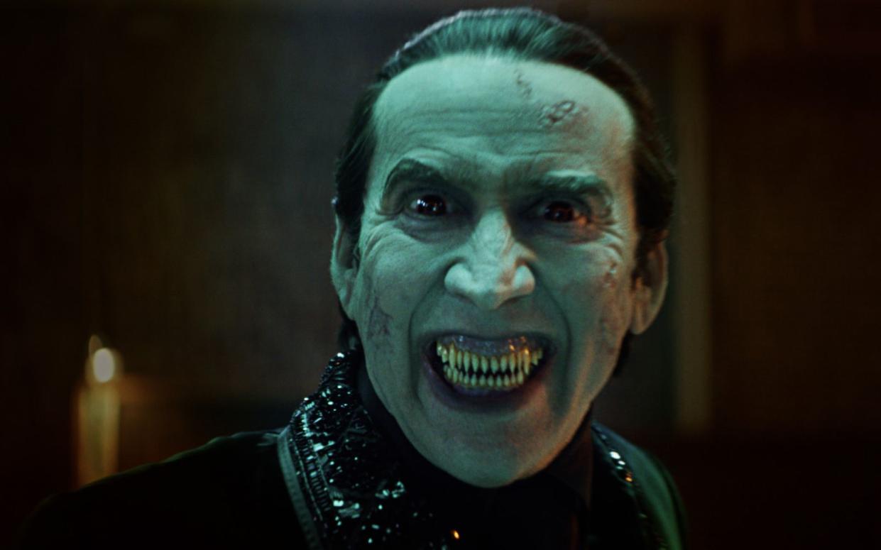 Wer möchte schon für so einen Chef arbeiten? Nicolas Cage verkörpert in "Renfield" den legendären Graf Dracula. (Bild: 2023 UNIVERSAL STUDIOS)