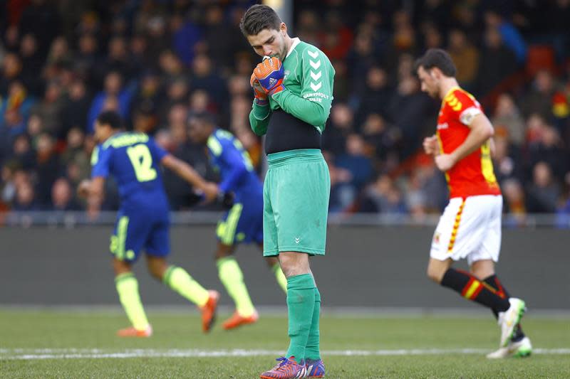 El portero Mickey van der Hart después de permitir el gol por su error. (EFE/EPA/Peter Lous)