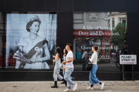 <p>Viele Schaufenster wie hier auf der Londoner Shopping-Meile Oxford Street haben ihre Waren verdeckt und zeigen stattdessen Bilder der verstorbenen Königin oder Gedenktafeln. (Bild: Tristan Fewings/Getty Images)</p> 