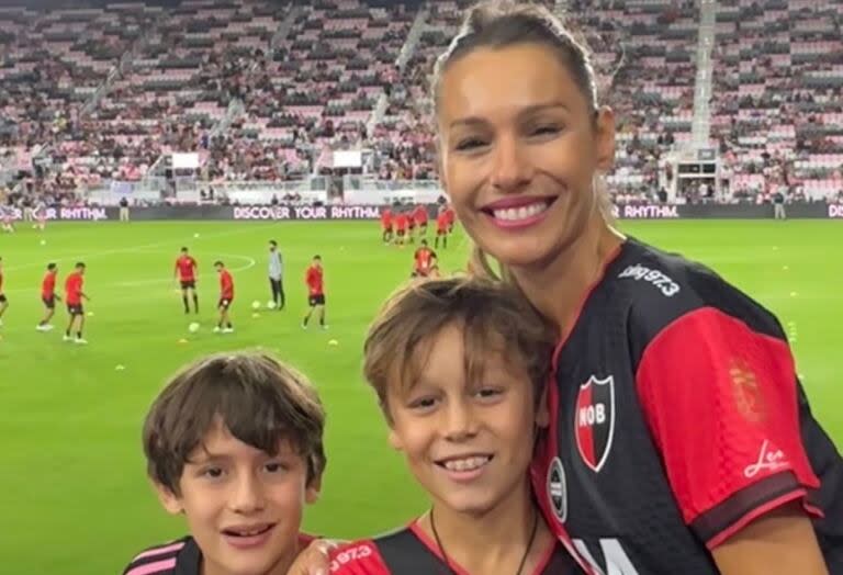 Pampita Ardohain fue con sus hijos, Beltrán y Benicio a ver el partido de Inter Miami y Newell's (Foto: Instagram @pampitaoficial)