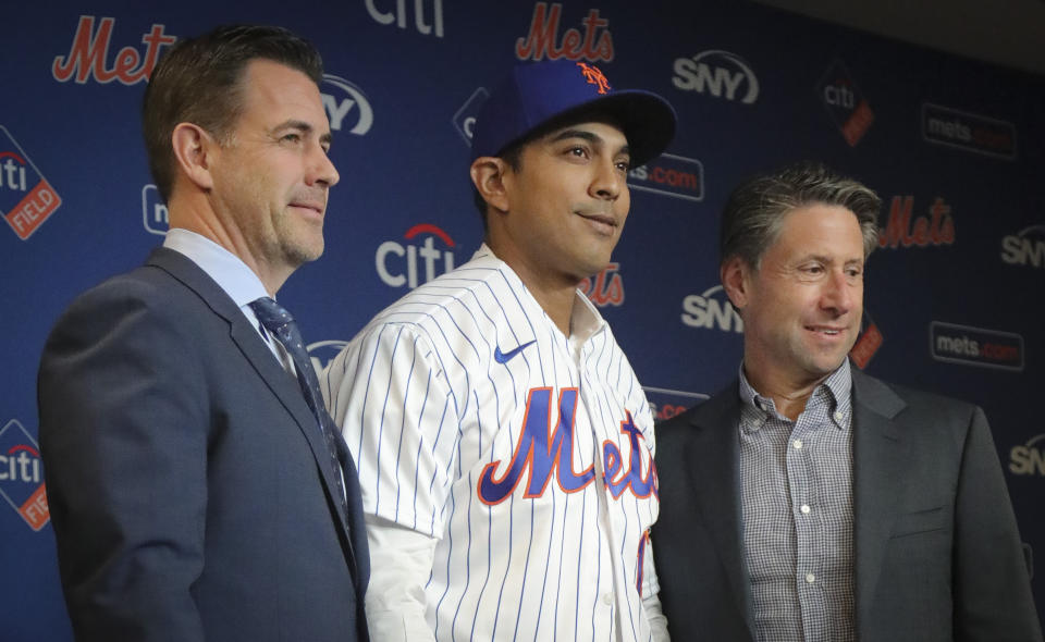 El nuevo manager de los Mets de Nueva York Luis Rojas (centro) posa con el gerente general Brodie Van Wagenen (izquierda) y el dueño Jeff Wilpon al ser presentado en una rueda de prensa, el viernes 24 de enero de 2020. (AP Foto/Bebeto Matthews)