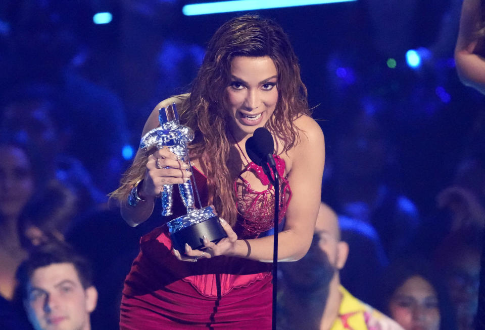 Anitta accepts the award for best latin for "Envolver" at the MTV Video Music Awards at the Prudential Center on Sunday, Aug. 28, 2022, in Newark, N.J. (Photo by Charles Sykes/Invision/AP)