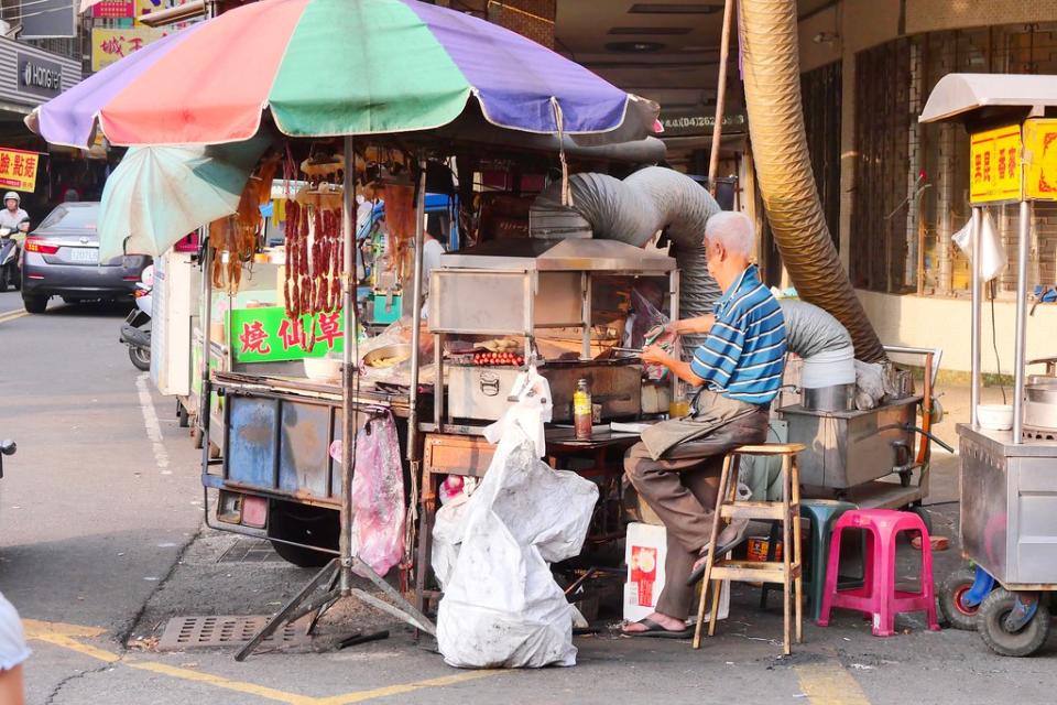 台中｜沙鹿阿伯碳烤米血香腸攤