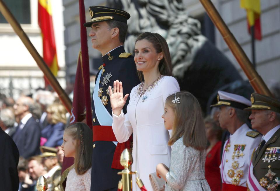 Spain's new King Felipe VI (2ndL), his wife Queen Letizia (2ndR), Princess Leonor (L) and Princess Sofia (R) review the troops during a military parade outside he Congress of Deputies after the swearing-in ceremony in Madrid, June 19, 2014. (REUTERS/Sergio Barrenechea/Pool)