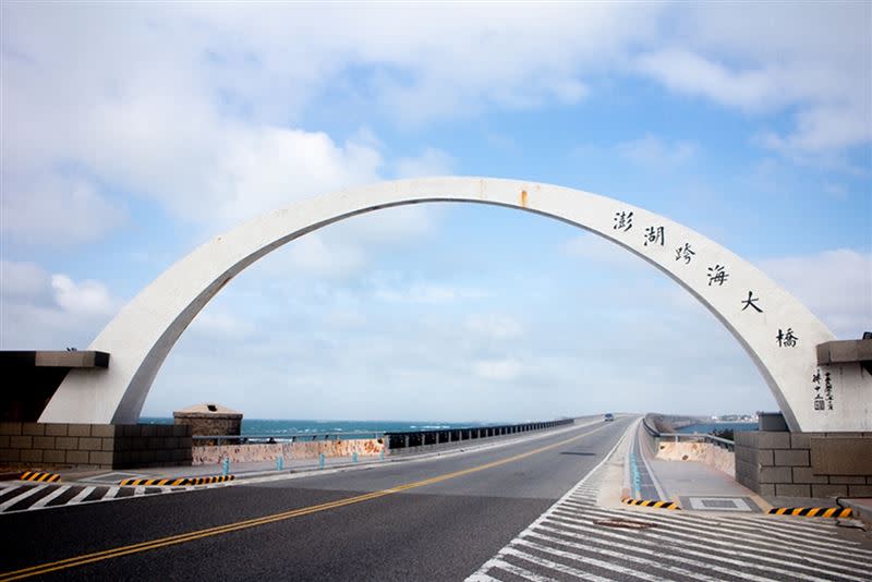 「麗娜輪」啟航前往澎湖，帶500多名旅客進行3天2夜跳島旅行。（圖／雄獅旅遊提供）