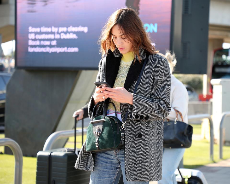 <h1 class="title">Celebrities at the Airport</h1><cite class="credit">Neil P. Mockford</cite>