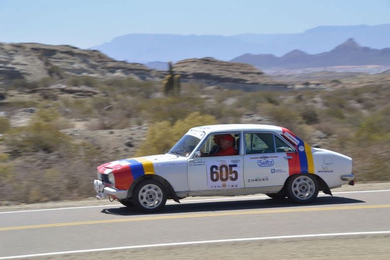 Jacques y Sergio Balansa acudieron desde Asunción con este Peugeot 504 para tomar parte de la competencia argentina en su vigésimo aniversario; Paraguay presentó cuatro parejas de pilotos y copilotos.