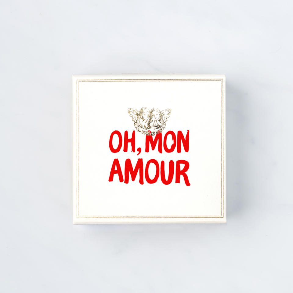 Coffret « Oh, mon amour » 9 pralinés à choisir, 43€<br><p>Aussi épuré à l’extérieur que coloré à l’intérieur, ce coffret est parfait pour les amoureux de saveurs pralinées originales.</p><br><a href="https://lebonheurparis.com" rel="nofollow noopener" target="_blank" data-ylk="slk:Acheter;elm:context_link;itc:0;sec:content-canvas" class="link ">Acheter</a><br><a href="https://www.elle.fr/Elle-a-Table/Les-dossiers-de-la-redaction/Dossier-de-la-redac/Chocolats-Saint-Valentin#xtor=AL-541" rel="nofollow noopener" target="_blank" data-ylk="slk:Voir la suite des photos sur ELLE.fr;elm:context_link;itc:0;sec:content-canvas" class="link ">Voir la suite des photos sur ELLE.fr</a><br><h3> A lire aussi </h3><ul><li><a href="https://www.elle.fr/Elle-a-Table/Les-dossiers-de-la-redaction/Dossier-de-la-redac/Saint-Valentin-20-recettes-inspirantes#xtor=AL-541" rel="nofollow noopener" target="_blank" data-ylk="slk:20 desserts de Saint-Valentin inspirants;elm:context_link;itc:0;sec:content-canvas" class="link ">20 desserts de Saint-Valentin inspirants</a></li><li><a href="https://www.elle.fr/Elle-a-Table/Les-dossiers-de-la-redaction/Dossier-de-la-redac/Red-velvet#xtor=AL-541" rel="nofollow noopener" target="_blank" data-ylk="slk:14 recettes à base de red velvet à croquer;elm:context_link;itc:0;sec:content-canvas" class="link ">14 recettes à base de red velvet à croquer </a></li><li><a href="https://www.elle.fr/Elle-a-Table/Les-dossiers-de-la-redaction/Dossier-de-la-redac/Cadeaux-gourmands-Saint-Valentin#xtor=AL-541" rel="nofollow noopener" target="_blank" data-ylk="slk:Pour la Saint-Valentin, offrez-lui un cadeau gourmand;elm:context_link;itc:0;sec:content-canvas" class="link ">Pour la Saint-Valentin, offrez-lui un cadeau gourmand</a></li><li><a href="https://www.elle.fr/Elle-a-Table/Les-dossiers-de-la-redaction/Dossier-de-la-redac/Gateau-Saint-Valentin#xtor=AL-541" rel="nofollow noopener" target="_blank" data-ylk="slk:Des gâteaux de Saint-Valentin à savourer à deux;elm:context_link;itc:0;sec:content-canvas" class="link ">Des gâteaux de Saint-Valentin à savourer à deux</a></li><li><a href="https://www.elle.fr/Astro/Horoscope/Quotidien#xtor=AL-541" rel="nofollow noopener" target="_blank" data-ylk="slk:Consultez votre horoscope sur ELLE;elm:context_link;itc:0;sec:content-canvas" class="link ">Consultez votre horoscope sur ELLE</a></li></ul>