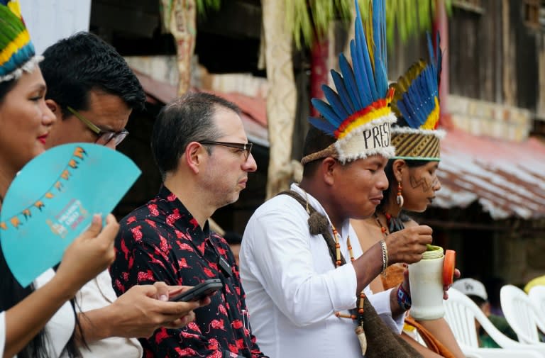 El ministro de las Culturas de Colombia, Juan David Correa (c), y el líder indígena Ángel Cerayitoga (2º drcha.), en la ceremonia de perdón a las comunidades del Amazonas por el "genocidio" del caucho, el 23 de abril de 2023 en La Chorrera (David Salazar)