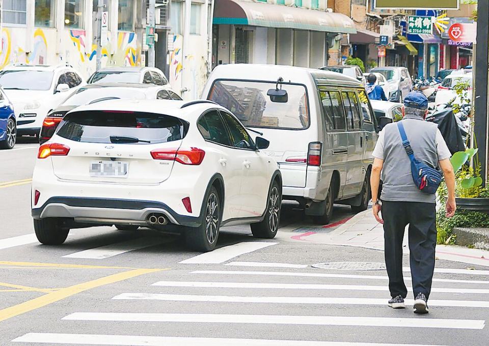 立法院交通委員會29日審查「道路交通管理處罰條例」修正草案，經各方討論後，仍維持騎機車未戴安全帽、逆向停車、人行道及行穿線臨停、人行道及行穿線停車、占用身障車位等5種情況，仍開放民眾檢舉，最快6月上路，圖為人行道及行穿線停車。（陳俊吉攝）