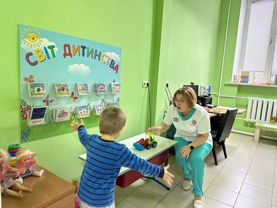 Olena Anopriyenko conducts a mental health session with a patient at National Specialized Children’s Hospital Ohmatdyt on Nov. 16. (Anastasiia Malenko/The Kyiv Independent)