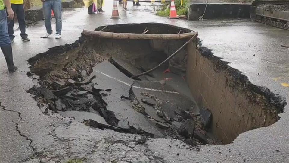 彰化午後下起大雷雨　烏雲密布彷彿颱風來襲