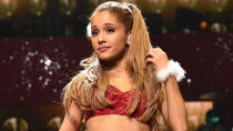 So kennt man Ariana Grande: Bei einem Auftritt im Dezember trug sie ein sexy Weihnachts-Outfit