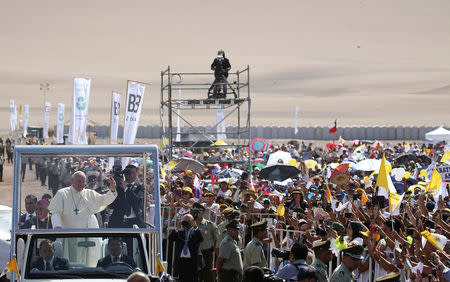 Foto del jueves del Papa Francisco saludando a la gente a su llegada a una misa en la playa Lobito en Iquique, Chile. Ene 18, 2018. REUTERS/Alessandro Bianchi