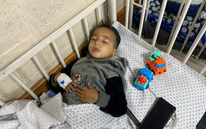阿默德沙巴的家上月中遭以軍空襲，父母雙亡，自己被炸飛僅受輕傷。路透社