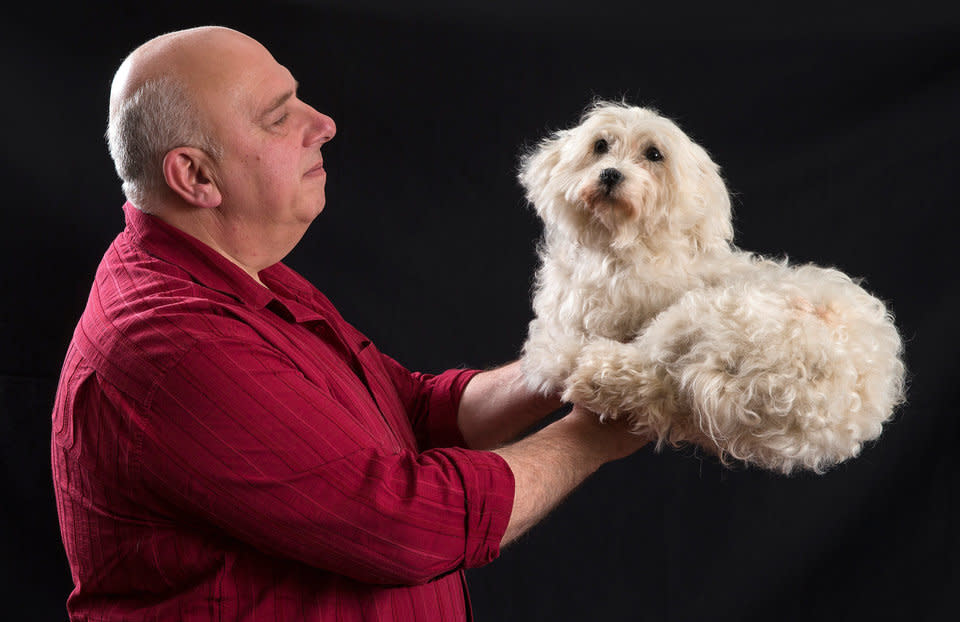 Este hombre es Patrick Pendville, el dueño de Animatrans,una de las empresas que brindan el servicio. En sus manos tiene a un perro embalsamado.