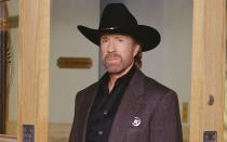 Cowboyhut und Roundhouse-Kick: Aus heutiger Sicht wirkt "Walker, Texas Ranger" schon etwas skurril, aber auch hierzulande war die Serie mit Chuck Norris in der Hauptrolle ein echter Quotengarant. Gemeinsam mit seinem Partner James Trivette sorgte der aus der Zeit gefallene Texas Ranger Cordell Walker (Norris) ab 1993 für Recht und Ordnung in Dallas - über 200 Episoden waren es am Ende. (Bild: CBS Photo Archive/Getty Images)