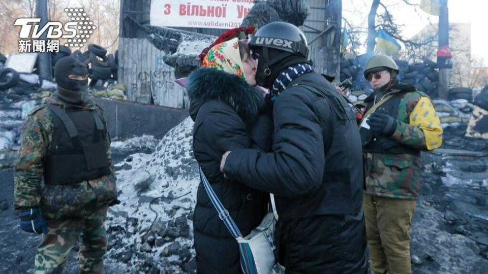 烏克蘭地區防衛部隊成員在防線向女友求婚。（圖/達志影像美聯社）