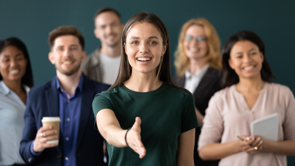 Las mejores oportunidades laborales provienen de las personas que menos te imaginas. Son los conocidos y no los mejores amigos los que pueden ofrecerte oportunidades insospechadas. (Getty Images)