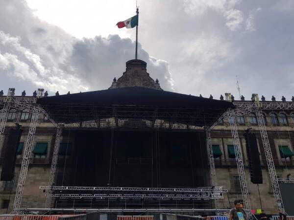 Templete frente a Palacio Nacional para mitin de AMLO