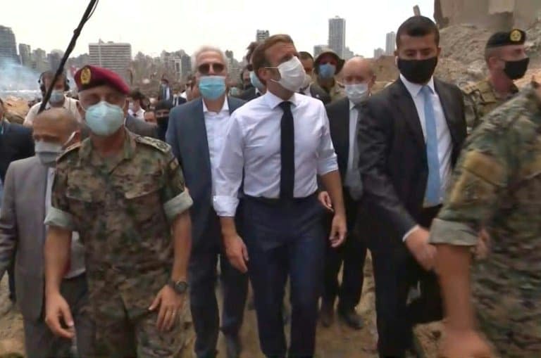 Capture d'écran d'une vidéo du président Emmanuel Macron (c) inspectant les dégâts au port de Beyrouth, le 6 août 2020 deux jours après la double explosion - - © 2019 AFP