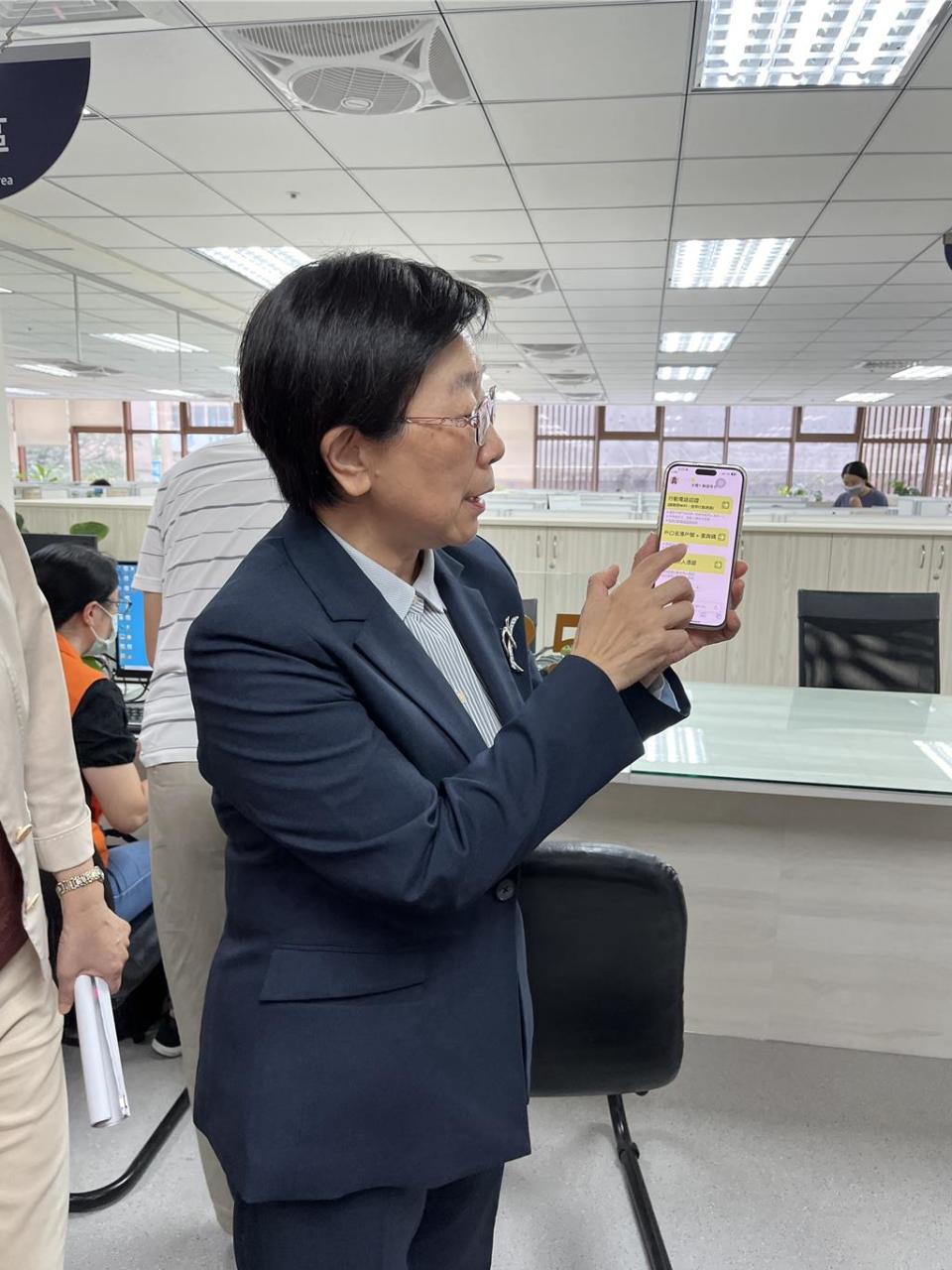 李慶到台北國稅局中正分局視察今年度申報情形，並說明如何用手機報稅，圖：譚淑珍