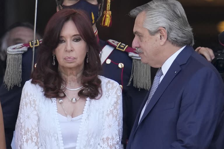 ARCHIVO - La vicepresidenta argentina Cristina Fernández, a la izquierda, y el presidente Alberto Fernández frente al Congreso luego de asistir a la ceremonia de inicio de sesiones del año en Buenos Aires, Argentina, el martes 1 de marzo de 2022. Un fiscal federal acusó el lunes a la vicepresidenta de haber encabezado un esquema corrupto de asignación de obras públicas durante su mandato en el juicio que enfrenta junto a otros exfuncionarios. (AP Foto/Natacha Pisarenko, Archivo)