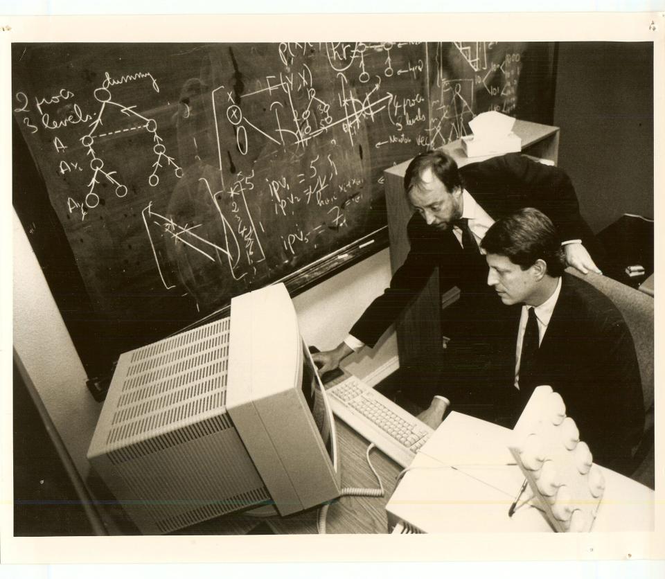 Jack Dongarra demonstrates the University of Tennessee's Ardent mini supercomputer to Senator Al Gore in 1989. Senator Gore visited Dongarra in his office.