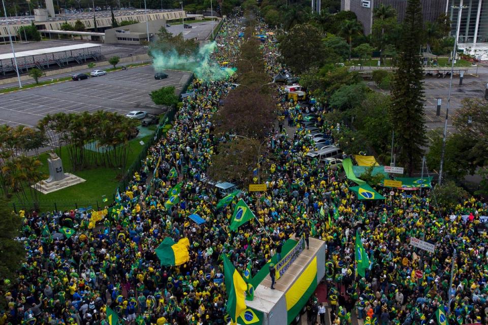 Miles de bolsonaristas se reúnen frente al cuartel general de las Fuerzas Armadas en Sao Paulo (AFP vía Getty Images)