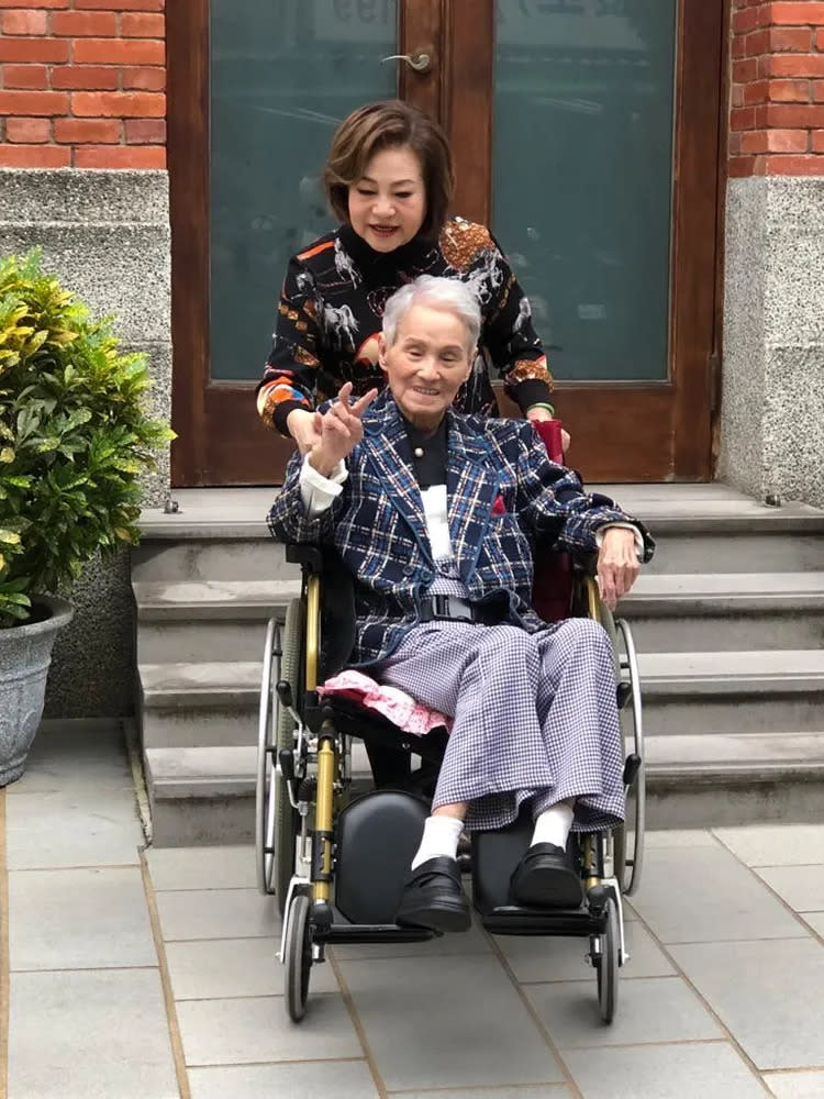 文夏（前）生前與太太文香在台北大稻埕教會合影。文姬提供