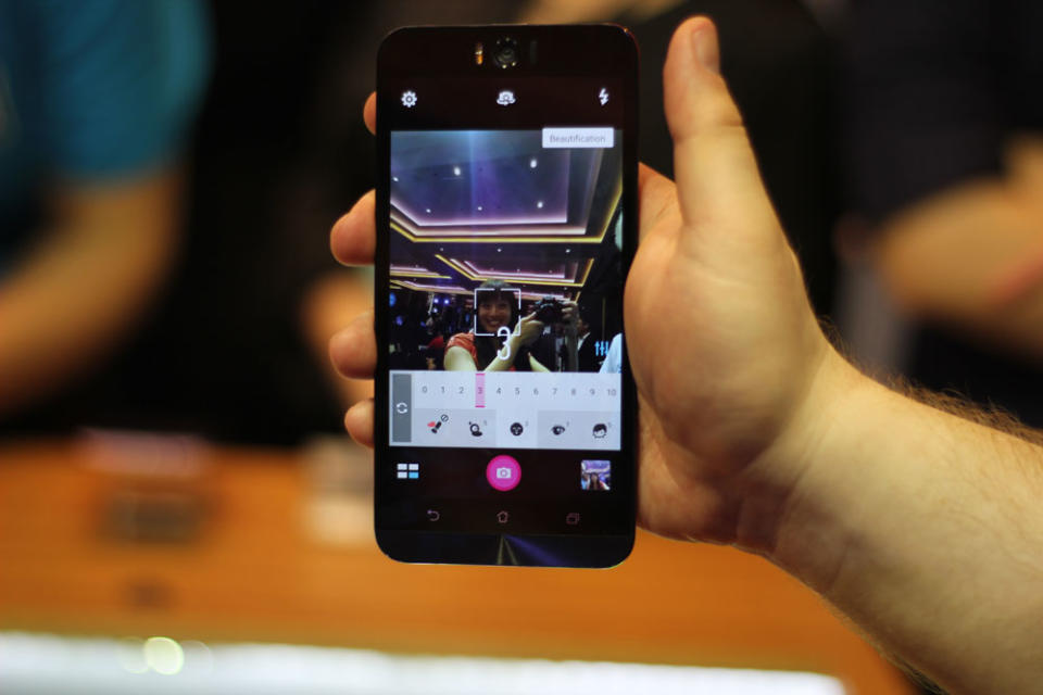 Asus' New Phone Includes 360-Degree Selfie Stand