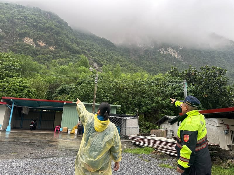 花蓮縣秀林鄉大小地震不斷、雨勢也持續，鄉公所24日針對和中、和仁部落的土石流潛勢溪流區域實施強制撤村；富世村約400人、崇德村約380人下午也由警消協助撤離。（圖／新城警分局提供）