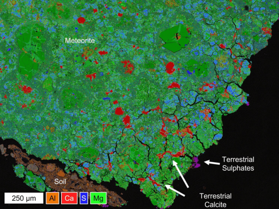 在牧場發現的隕石樣本，顯示出受地球環境影響的變化。 (Image/ University of Glasgow)