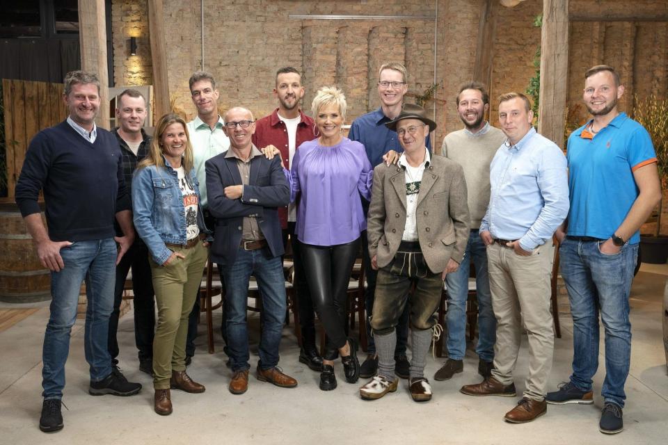 Die Vermittlungsquote passt mal wieder: Inka Bause mit den Teilnehmern der 18. Staffel "Bauer sucht Frau". (Bild: RTL / Andreas Friese)